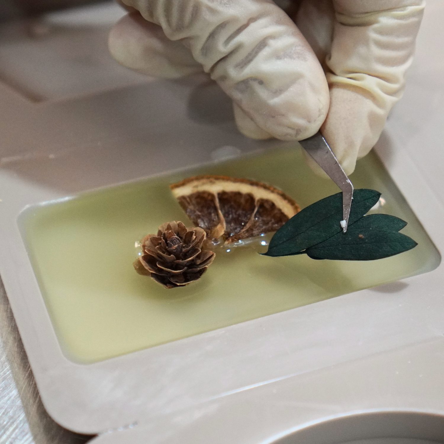 Scented wax tablet with florals